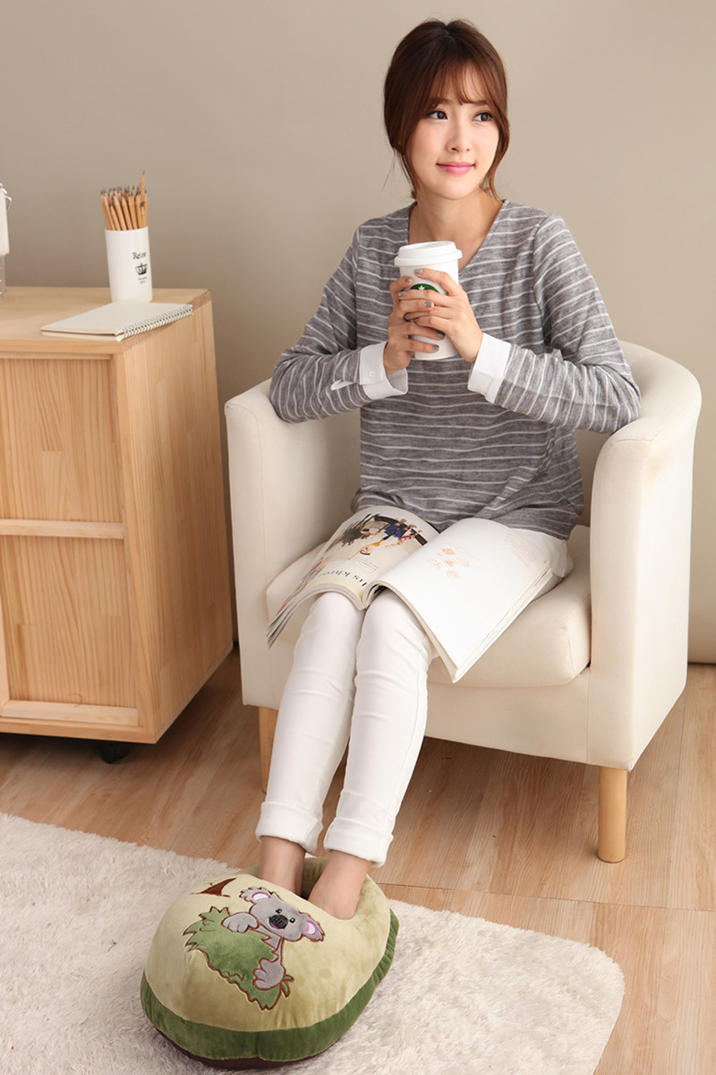 柔光下的暖腳枕藝術攝影，展現產品的療癒感和居家舒適氛圍。