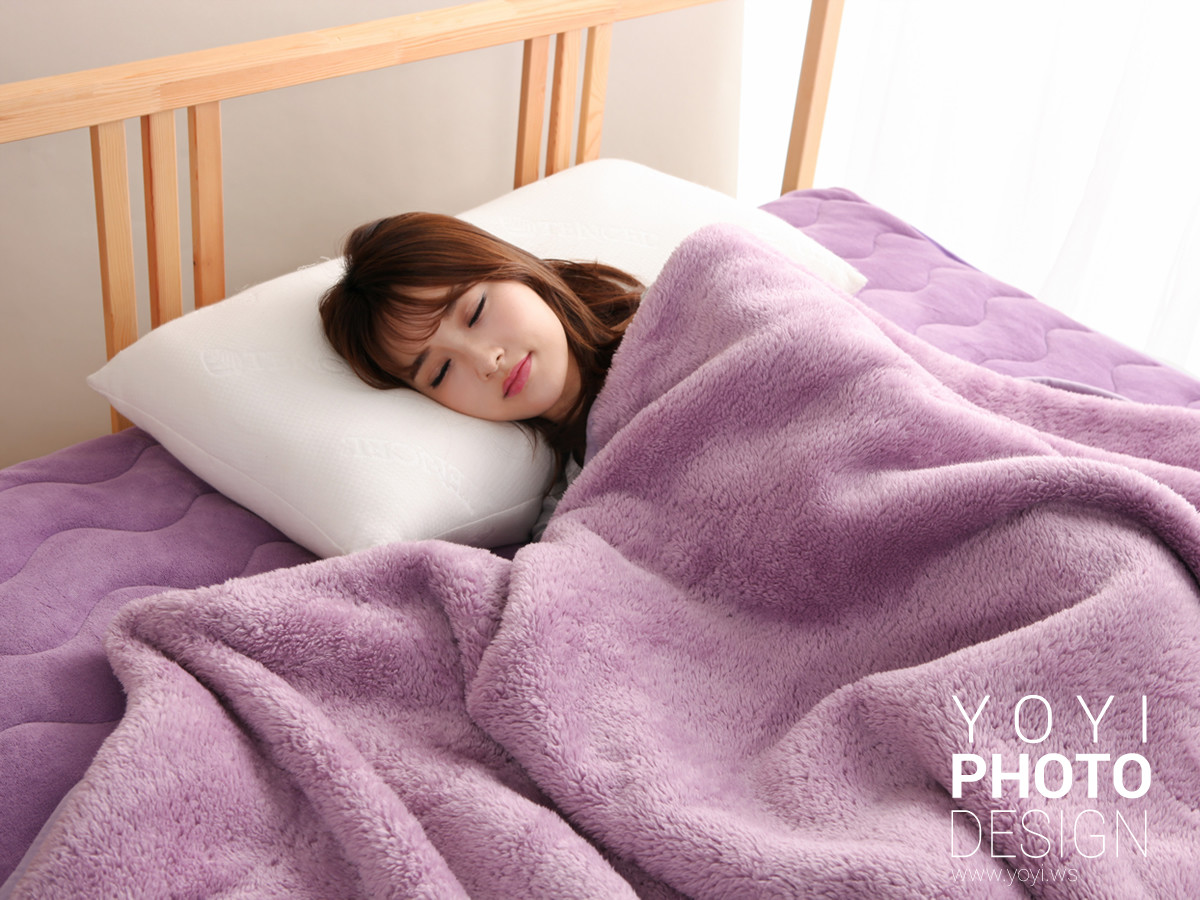 加厚型保暖棉被特寫攝影，表現產品的保暖度與紮實的手感。