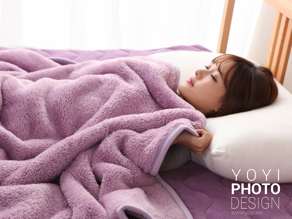 客廳沙發上的保暖毯生活照，強調產品在居家休閒中的實用性與保暖效果。