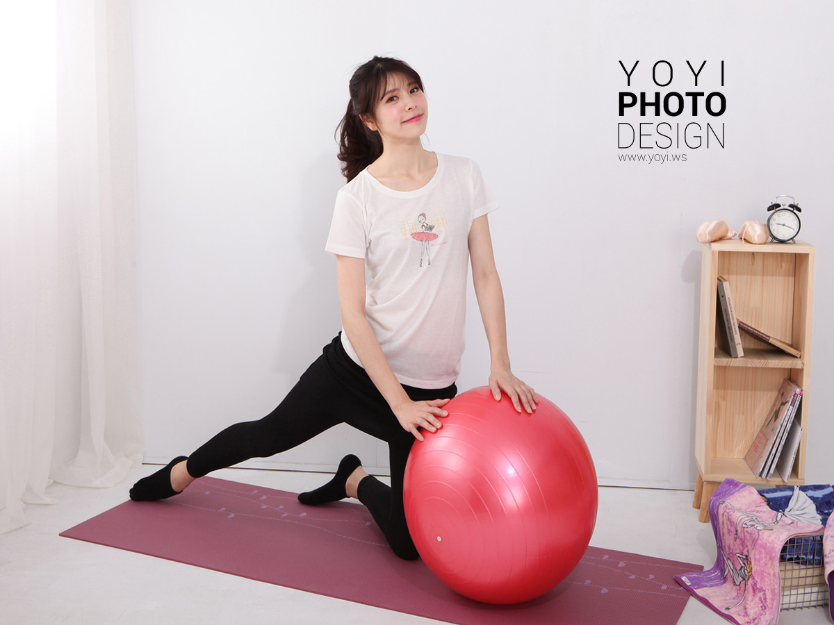 運動用品攝影與露營拍攝 - Chinook睡袋、HCG蛙鞋與瑜珈實例 | 優奕數位 33 居家健身瑜珈球攝影,女性運動情境與瑜珈墊拍攝