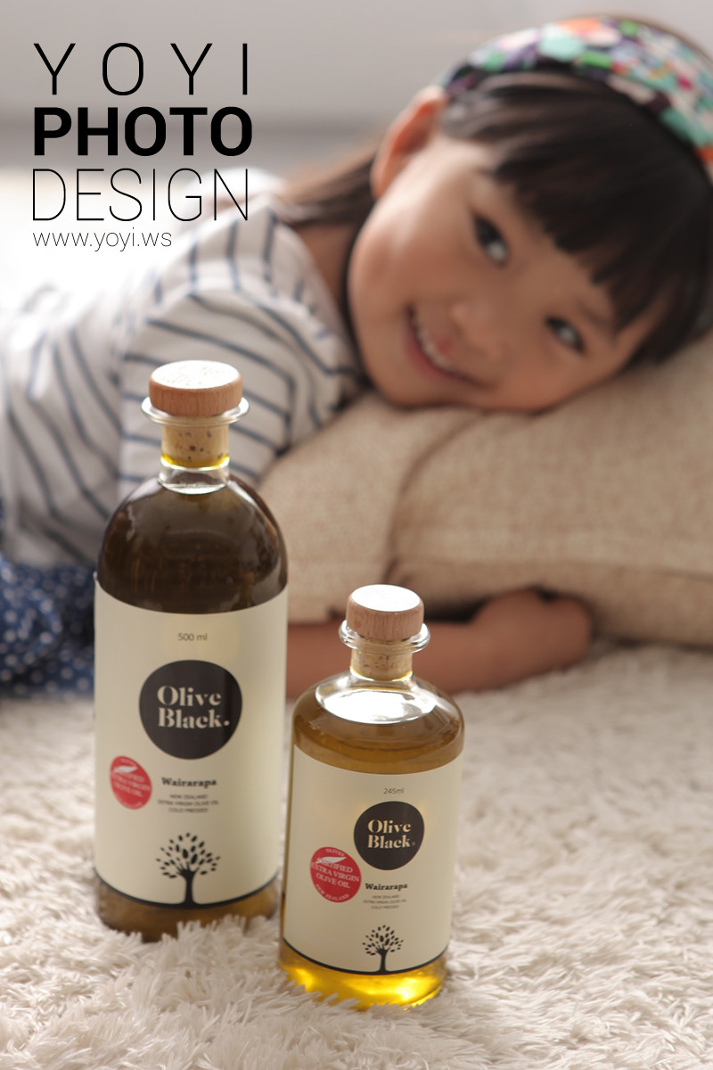 Extra Virgin Olive Oil 產品形象照，注重液體質感與包裝設計，商業攝影師作品。