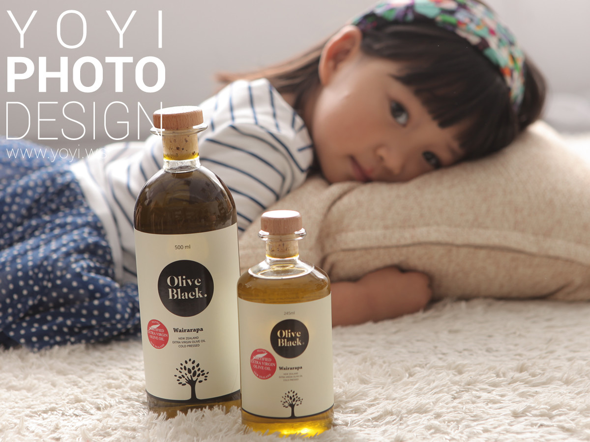 初榨橄欖油情境攝影，倒油動態與金黃色澤特寫