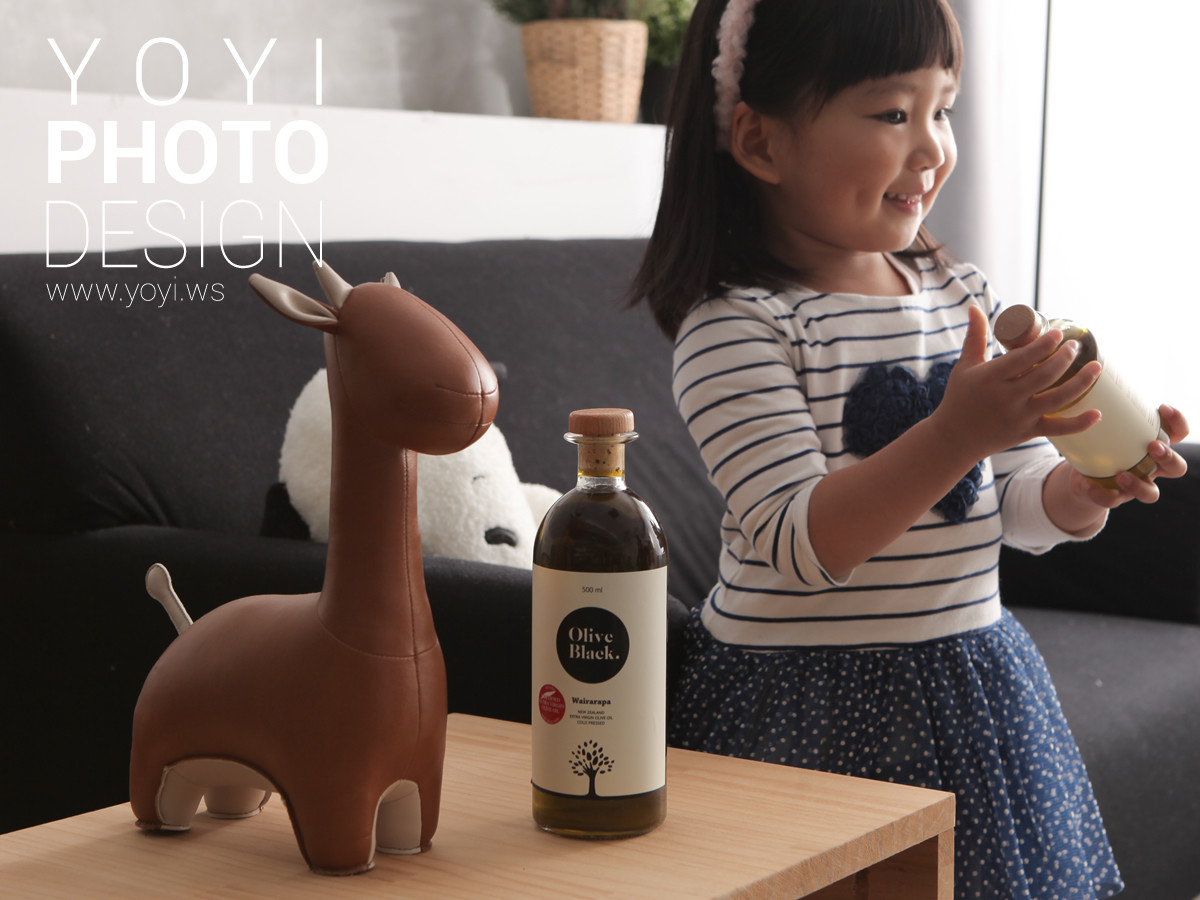 尋找專業商業攝影師？高質感橄欖油與食材的創意構圖，食品攝影範例。