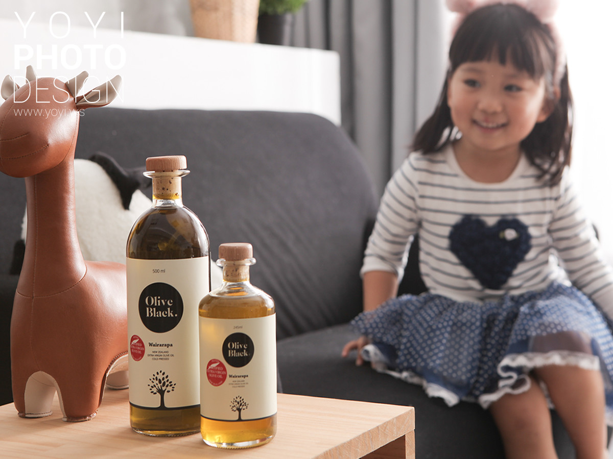 頂級橄欖油品牌形象攝影，強調產品來源與自然光影，專業攝影師作品。