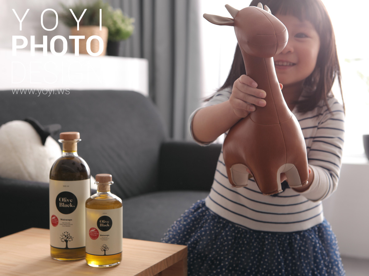 食物攝影範例：橄欖油與麵包或沙拉搭配的情境圖，專業修圖服務。