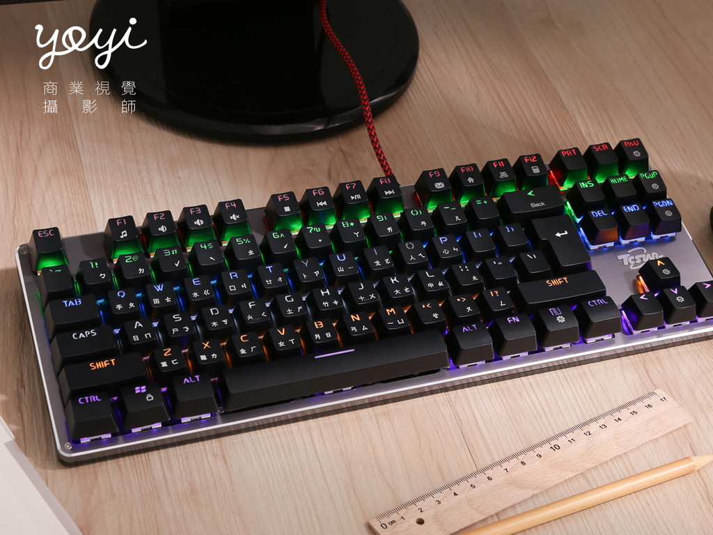 RGB電競鍵盤攝影，多彩背光特效與金屬拉絲質感
