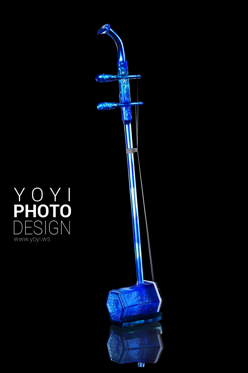文創商品攝影與藝術品拍攝 - 琉璃工藝、原木手作與明志科大實例 | 優奕數位 58 藍色琉璃二胡藝術品攝影,透光材質與浮雕工藝細節
