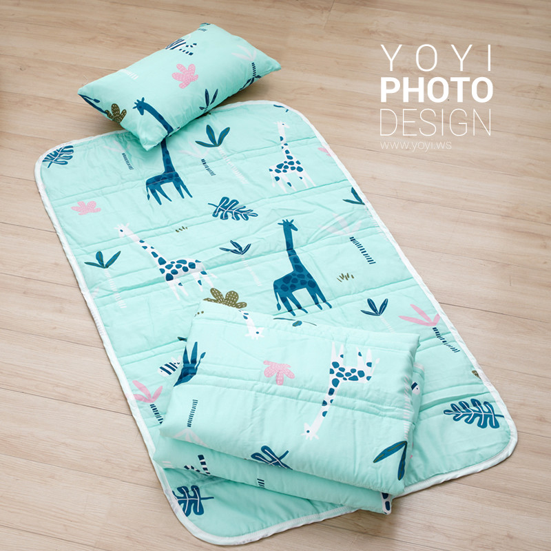 兒童寢具攝影｜粉紅童趣花卉圖騰涼被兒童熟睡情境攝影 1