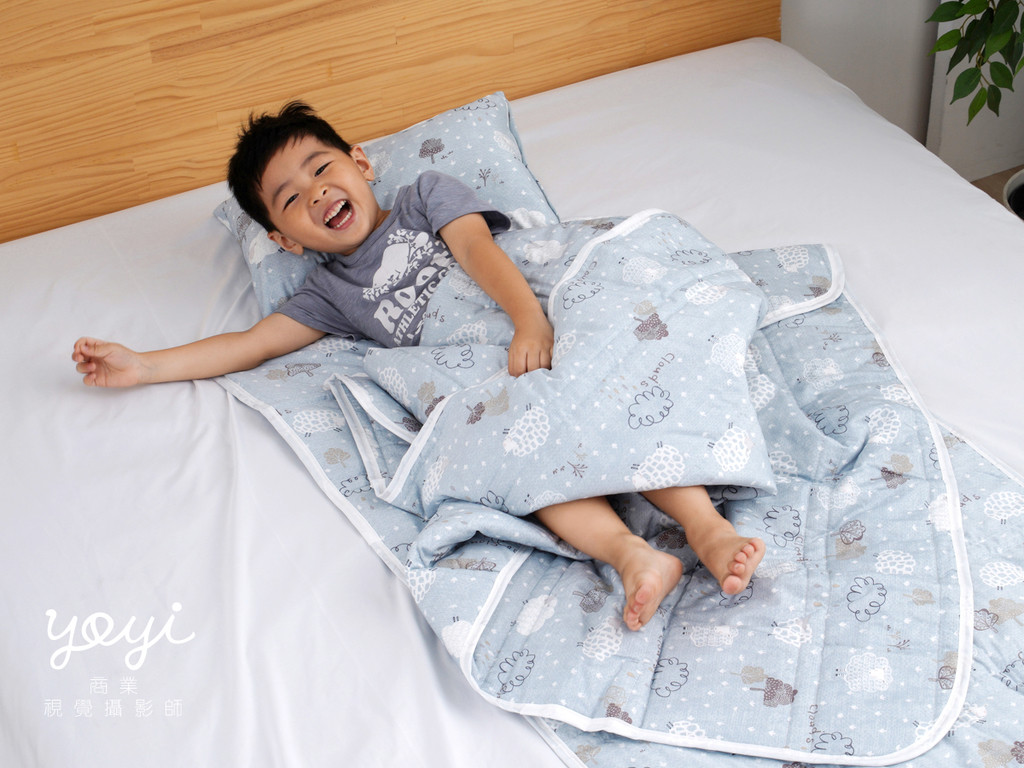 兒童寢具攝影｜粉紅童趣花卉圖騰涼被兒童熟睡情境攝影 23