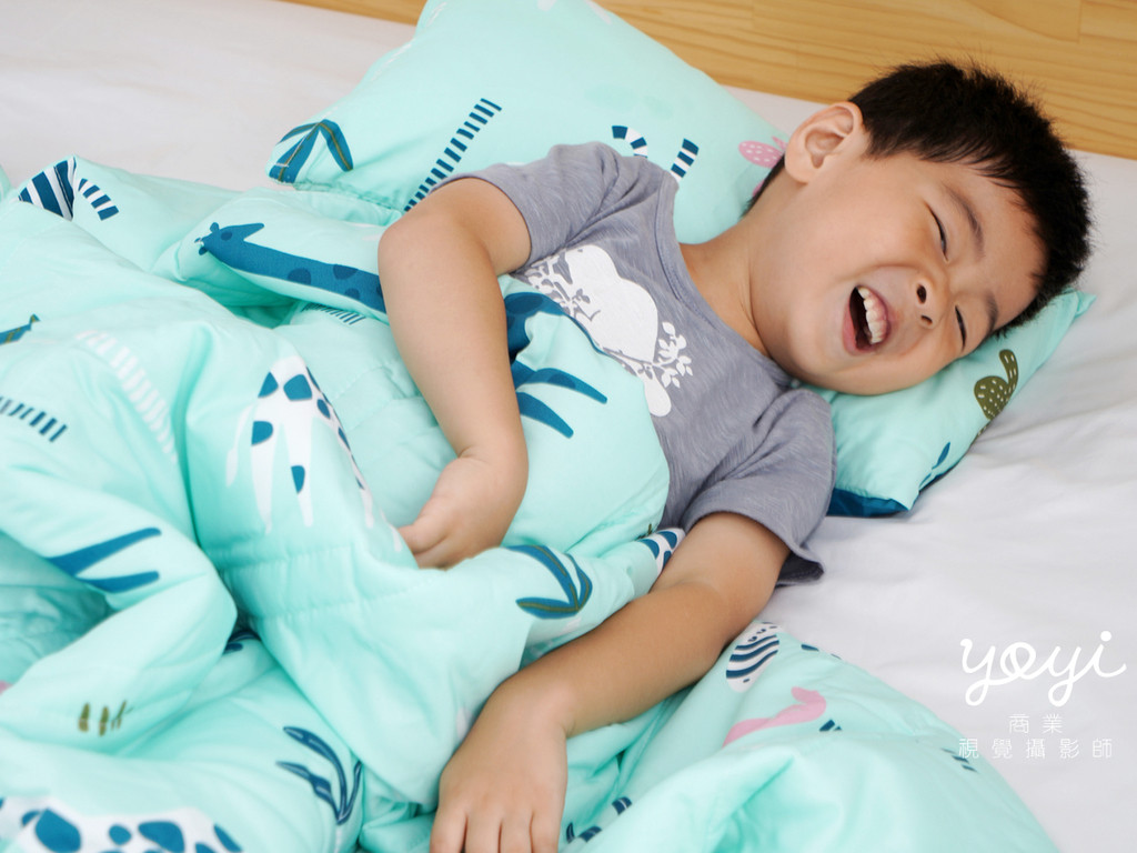 兒童寢具攝影｜粉紅童趣花卉圖騰涼被兒童熟睡情境攝影 25