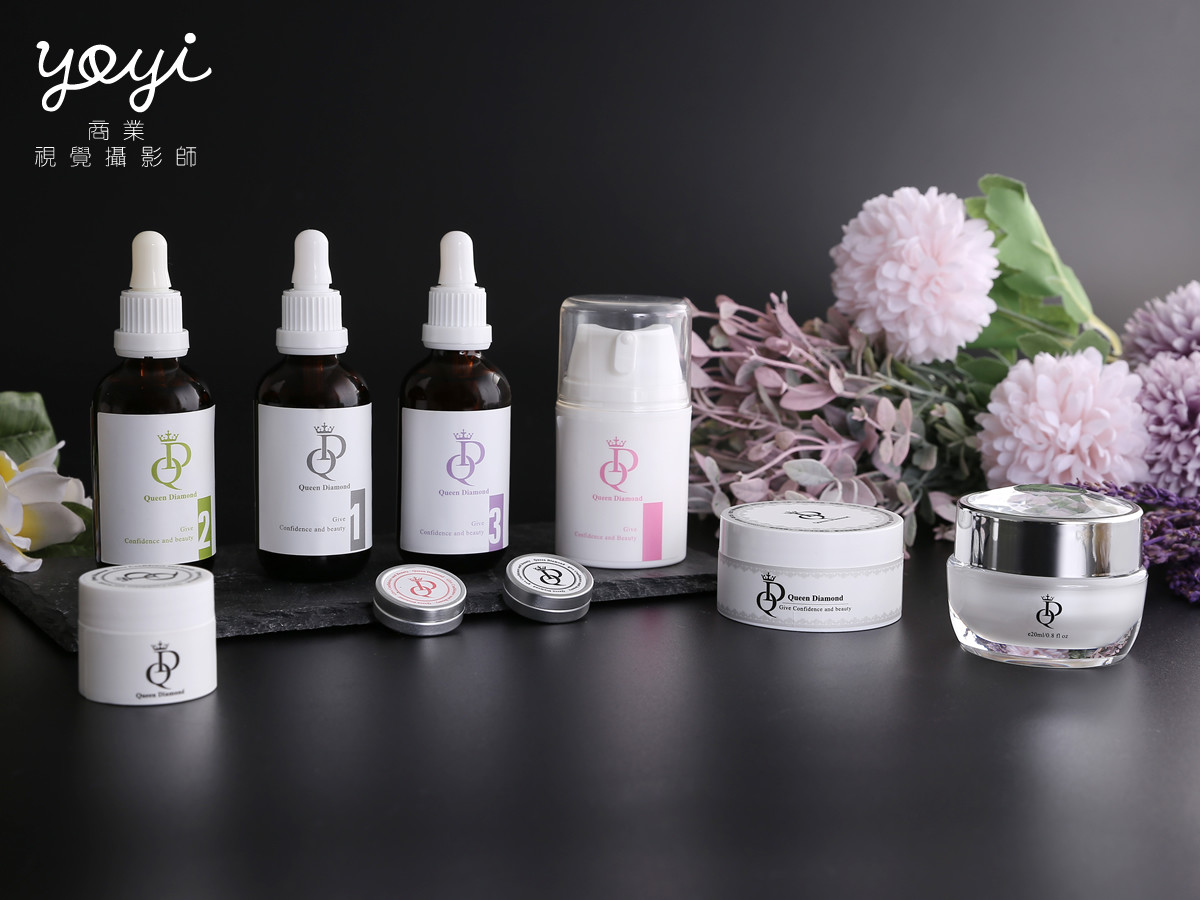 美妝保養品攝影｜質感深色精華液與紫色乾燥花美感視覺攝影 3