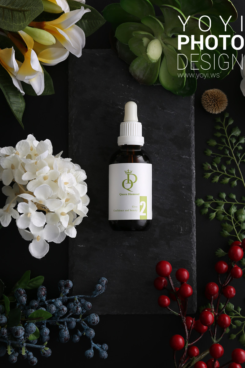 美妝保養品攝影｜質感深色精華液與紫色乾燥花美感視覺攝影 7