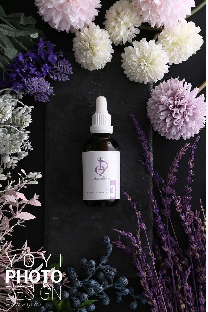 美妝保養品攝影｜質感深色精華液與紫色乾燥花美感視覺攝影 9