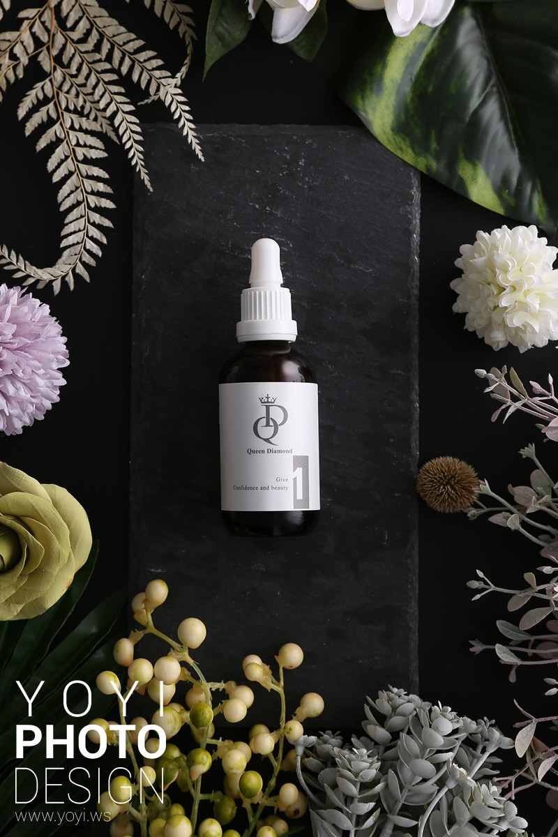 美妝保養品攝影｜質感深色精華液與紫色乾燥花美感視覺攝影 11