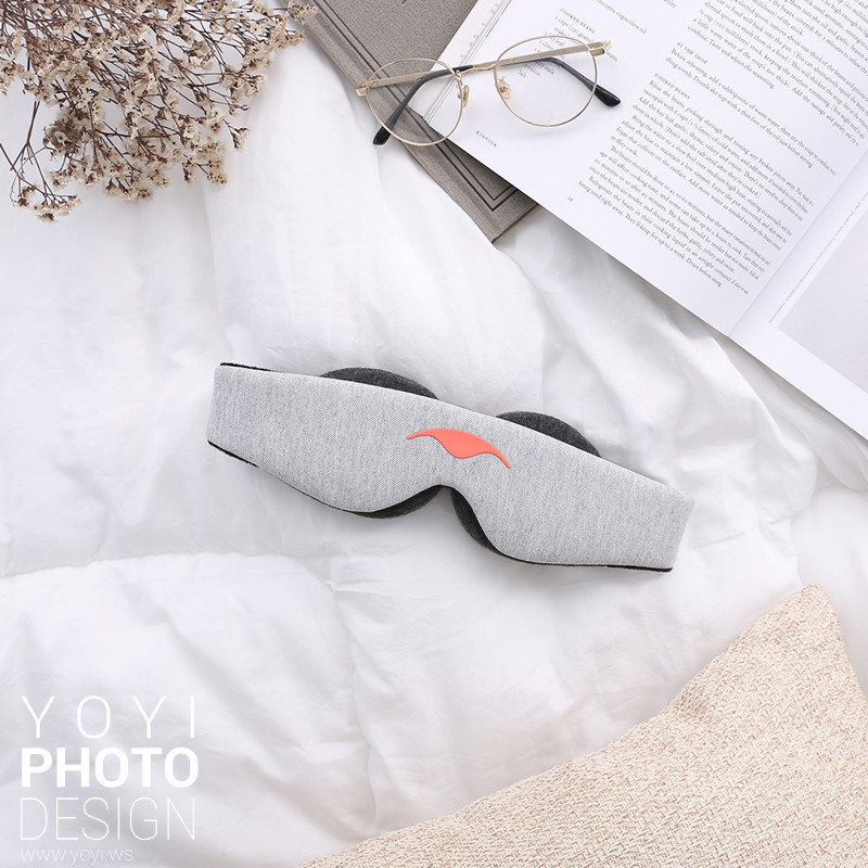 服飾攝影與平拍 - 合隆羽藏、順易利口罩與內衣實例 | 優奕數位 120 舒眠眼罩情境攝影,柔軟材質與遮光設計特寫