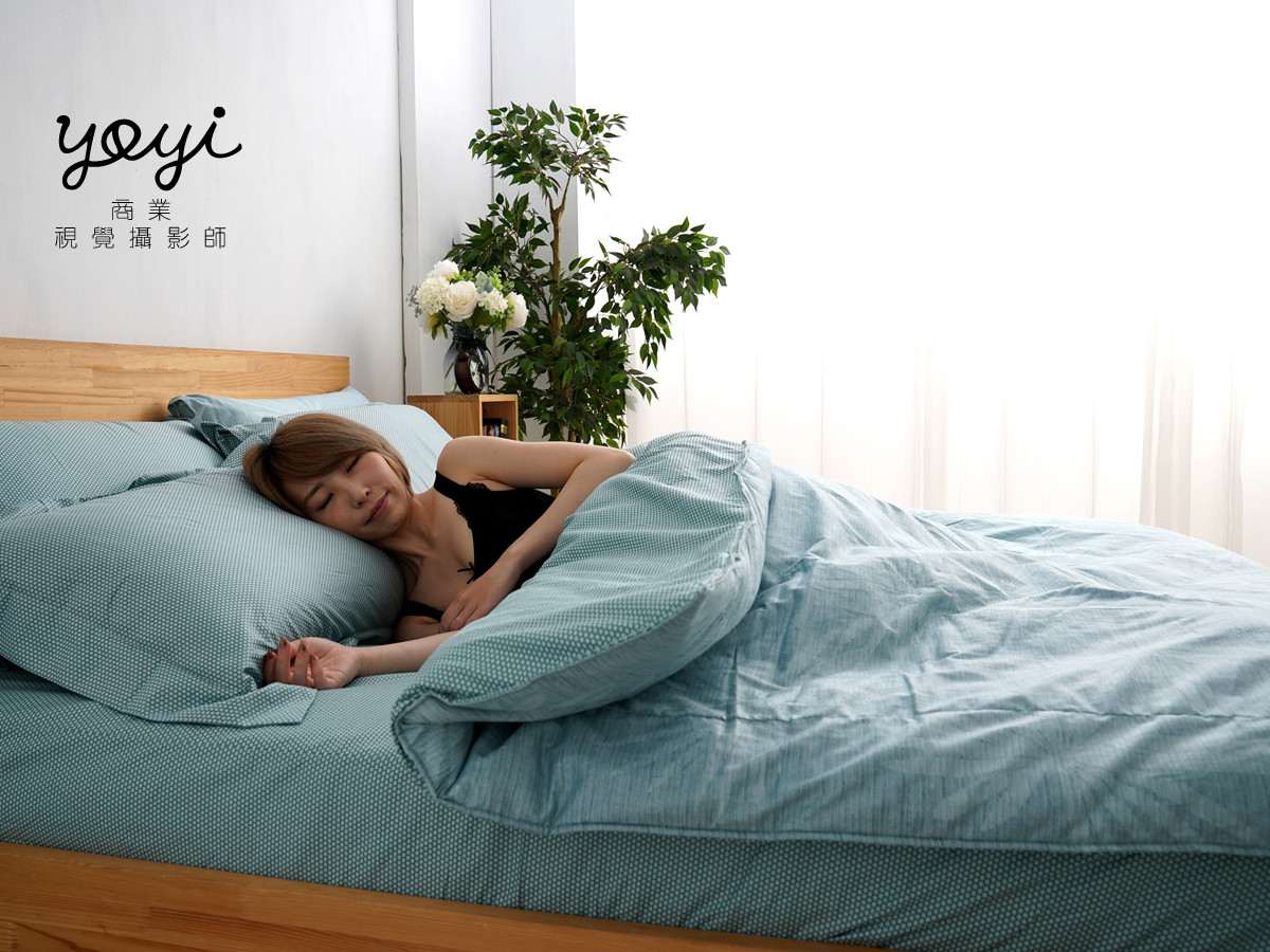 寢具商品攝影｜藍色調居家涼被床包組模特兒放鬆情境攝影 37