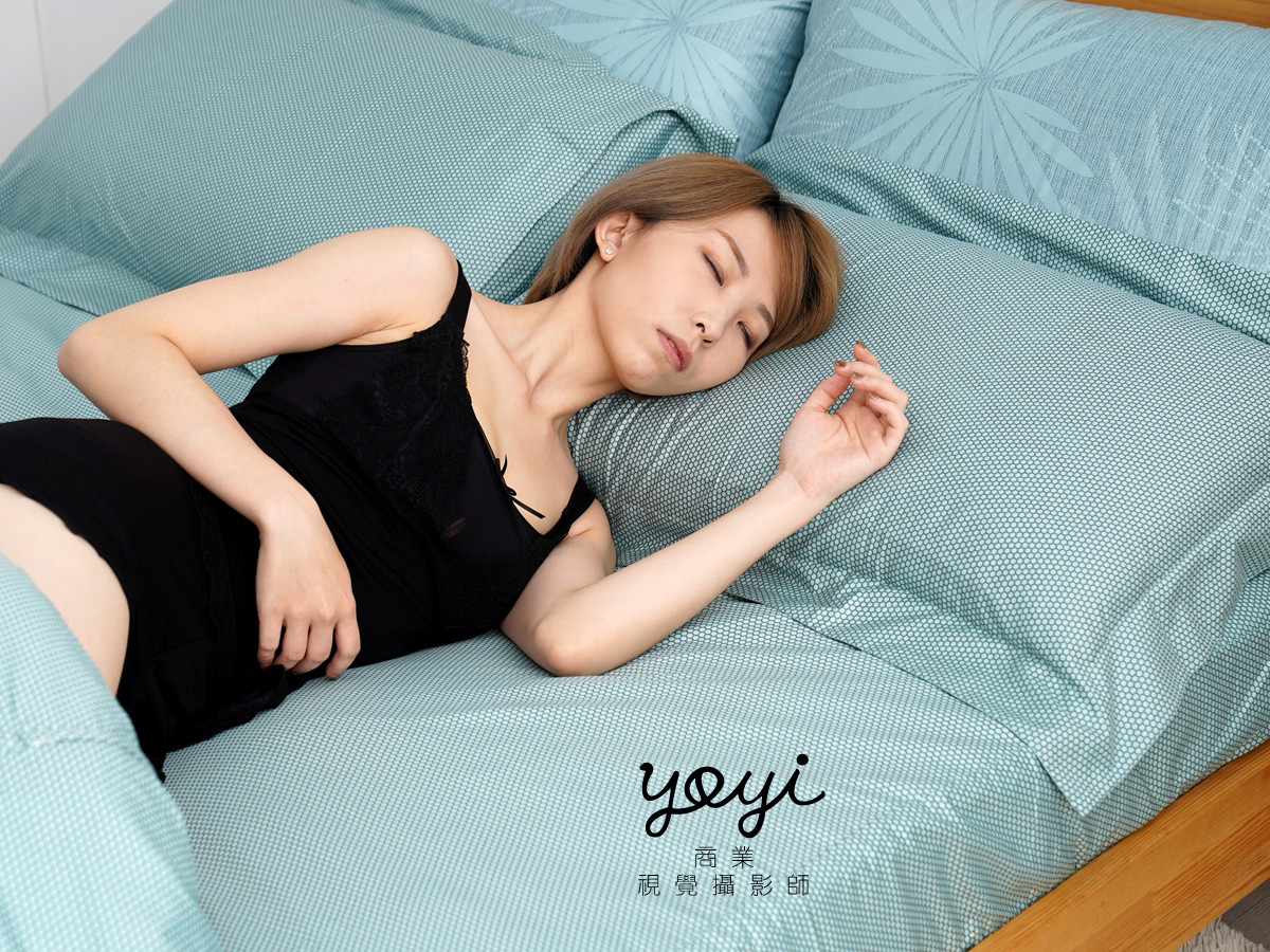 寢具商品攝影｜藍色調居家涼被床包組模特兒放鬆情境攝影 41