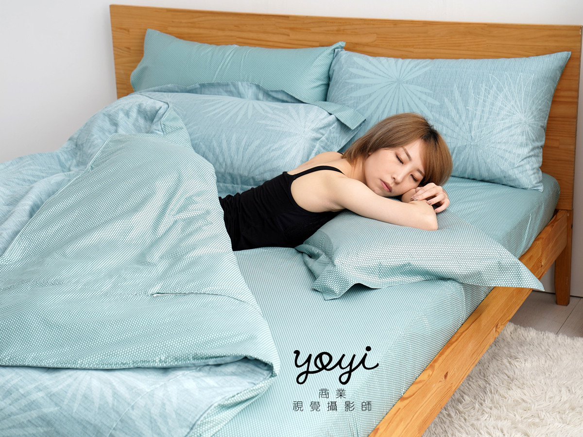 寢具商品攝影｜藍色調居家涼被床包組模特兒放鬆情境攝影 47