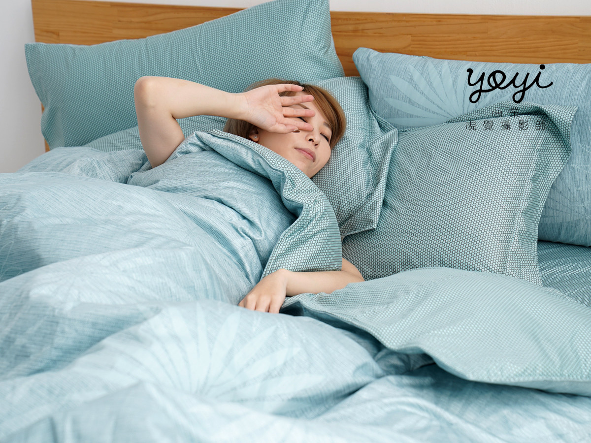 寢具商品攝影｜藍色調居家涼被床包組模特兒放鬆情境攝影 51