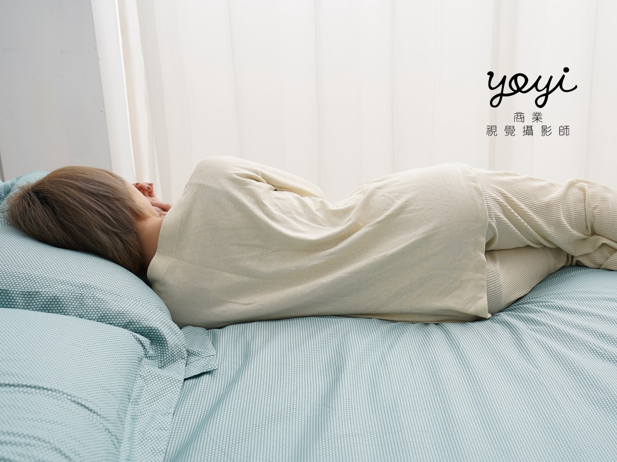 寢具商品攝影｜藍色調居家涼被床包組模特兒放鬆情境攝影 53