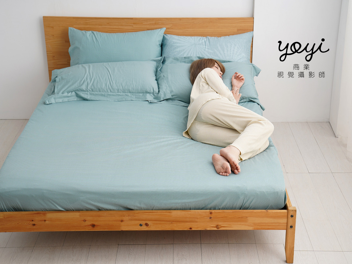 寢具商品攝影｜藍色調居家涼被床包組模特兒放鬆情境攝影 55