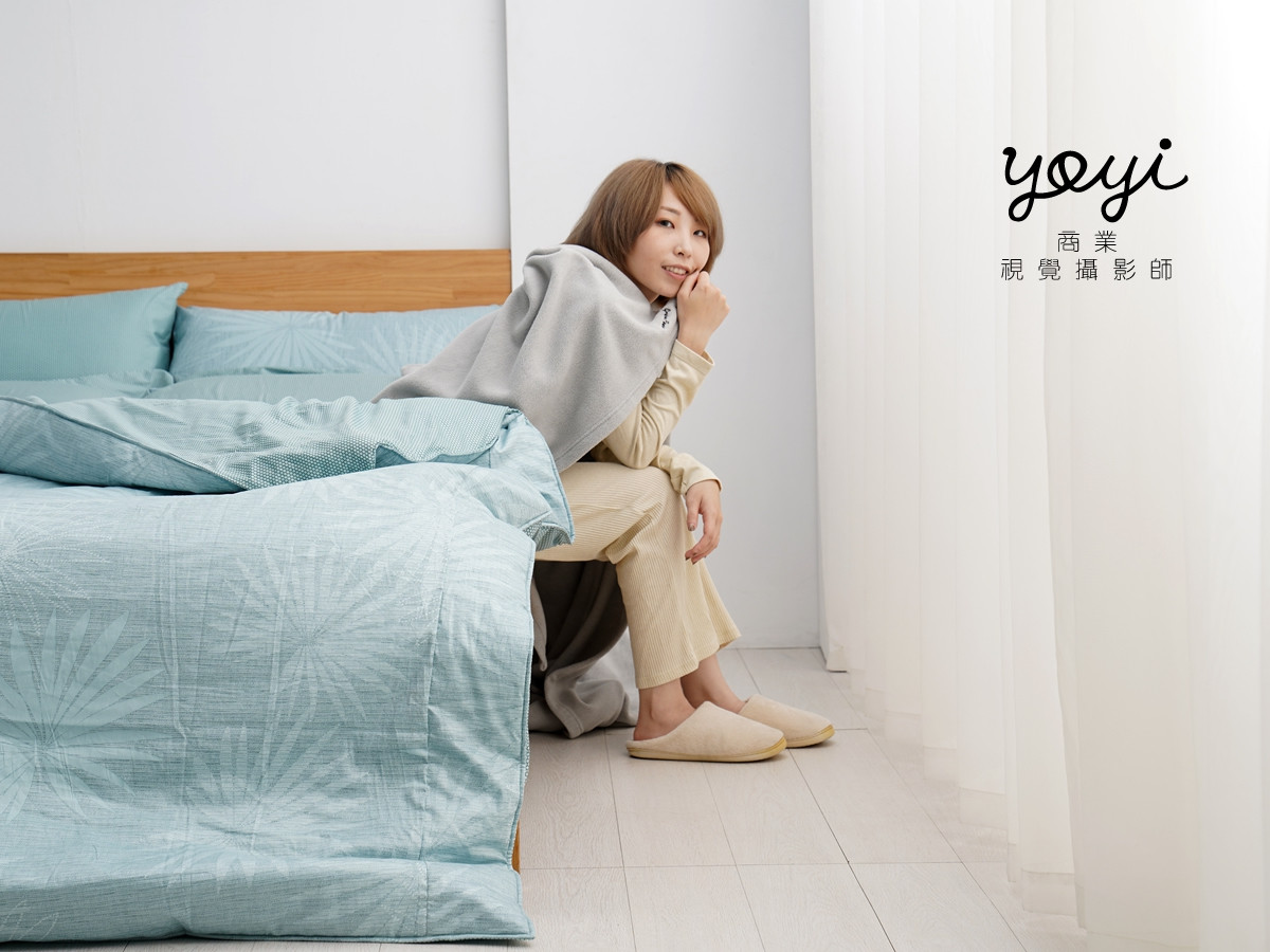 寢具商品攝影｜藍色調居家涼被床包組模特兒放鬆情境攝影 57