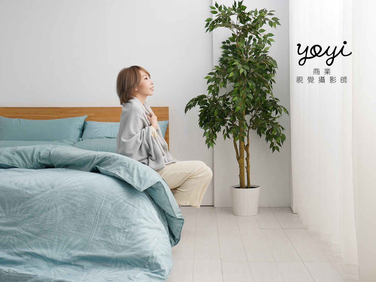 寢具商品攝影｜藍色調居家涼被床包組模特兒放鬆情境攝影 59