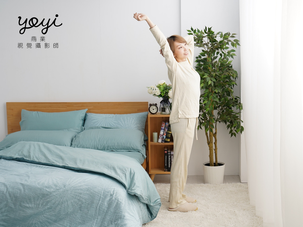 寢具商品攝影｜藍色調居家涼被床包組模特兒放鬆情境攝影 65