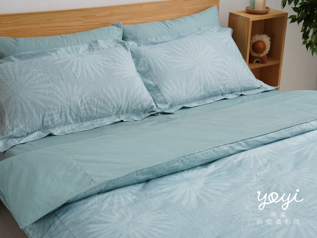 寢具商品攝影｜藍色調居家涼被床包組模特兒放鬆情境攝影 77