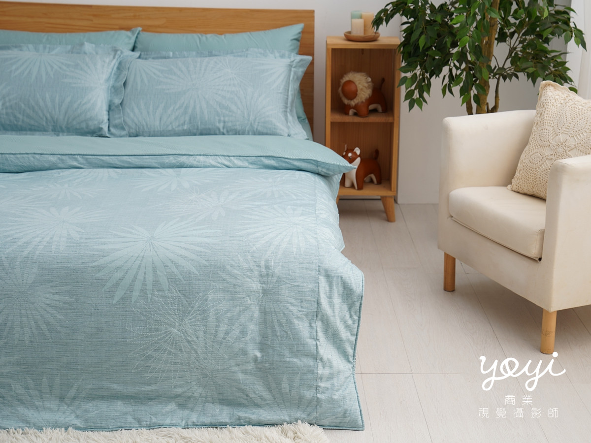 寢具商品攝影｜藍色調居家涼被床包組模特兒放鬆情境攝影 79