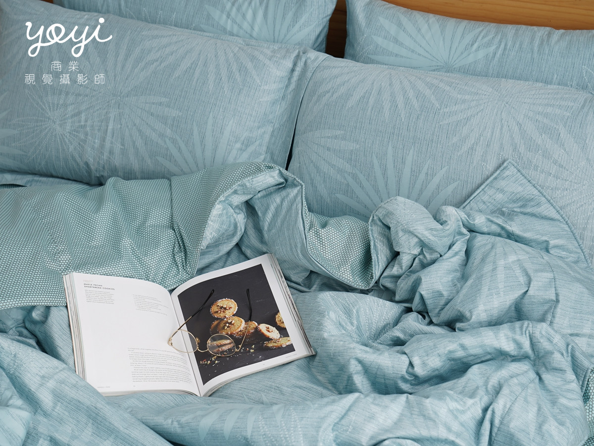 寢具商品攝影｜藍色調居家涼被床包組模特兒放鬆情境攝影 97