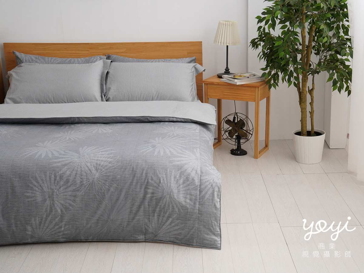 寢具商品攝影｜藍色調居家涼被床包組模特兒放鬆情境攝影 107