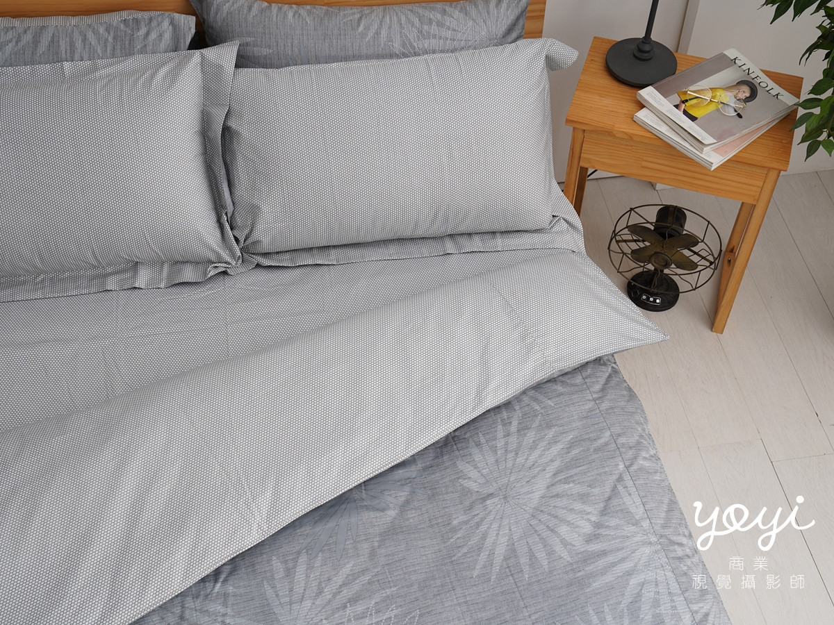 寢具商品攝影｜藍色調居家涼被床包組模特兒放鬆情境攝影 113