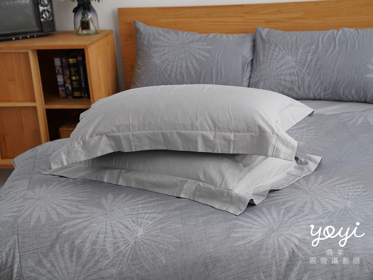 寢具商品攝影｜藍色調居家涼被床包組模特兒放鬆情境攝影 119