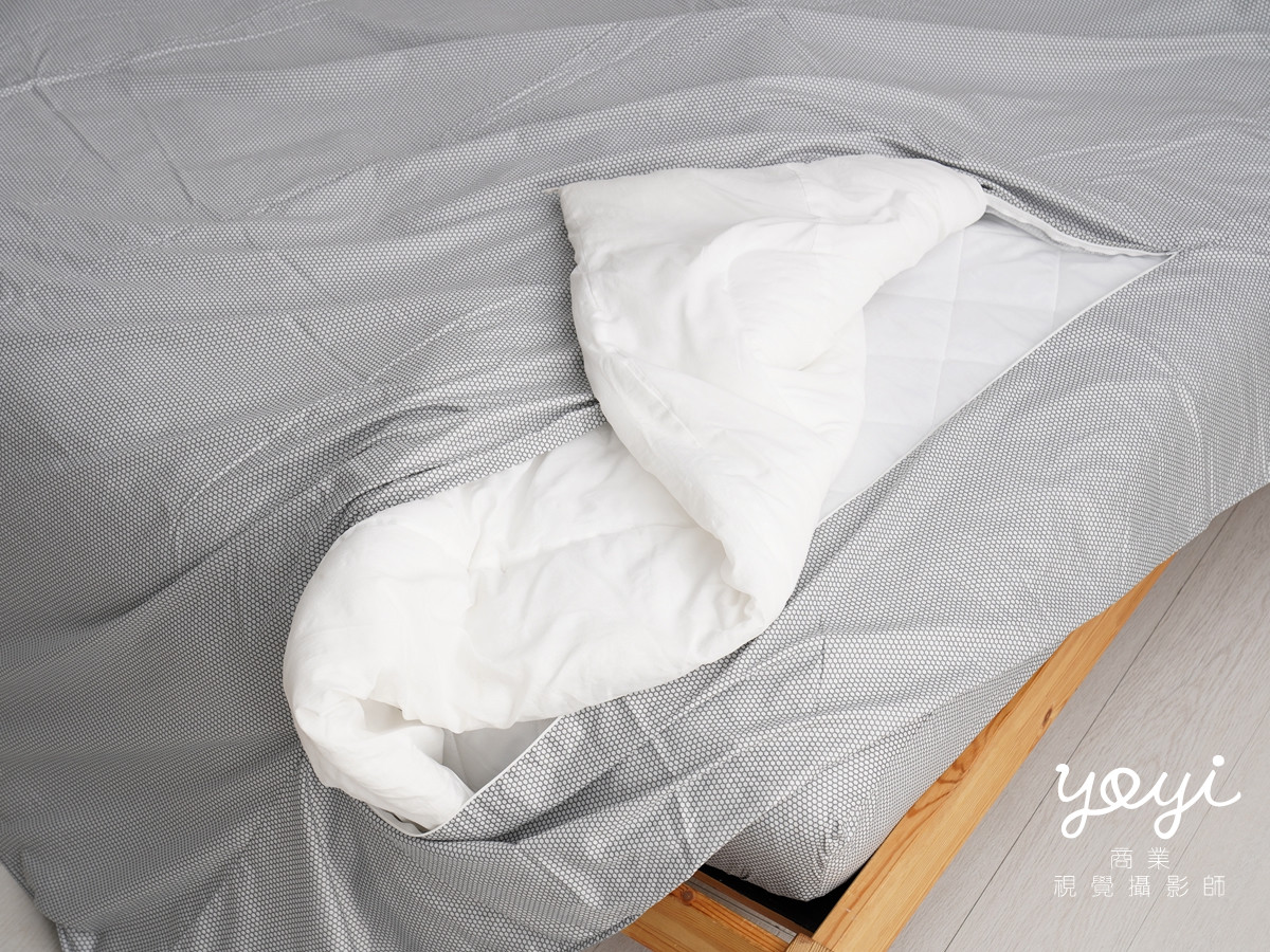 寢具商品攝影｜藍色調居家涼被床包組模特兒放鬆情境攝影 129