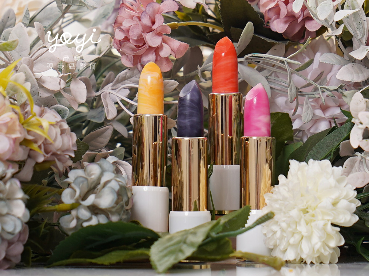 口紅攝影｜多色繽紛口紅與浪漫花卉佈置美感攝影 43