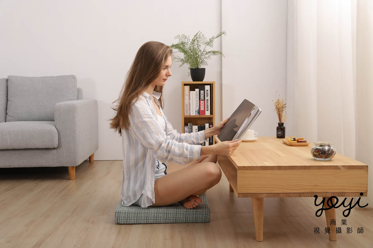 靠枕商品攝影｜舒適機能靠枕與模特兒放鬆居家情境攝影 11
