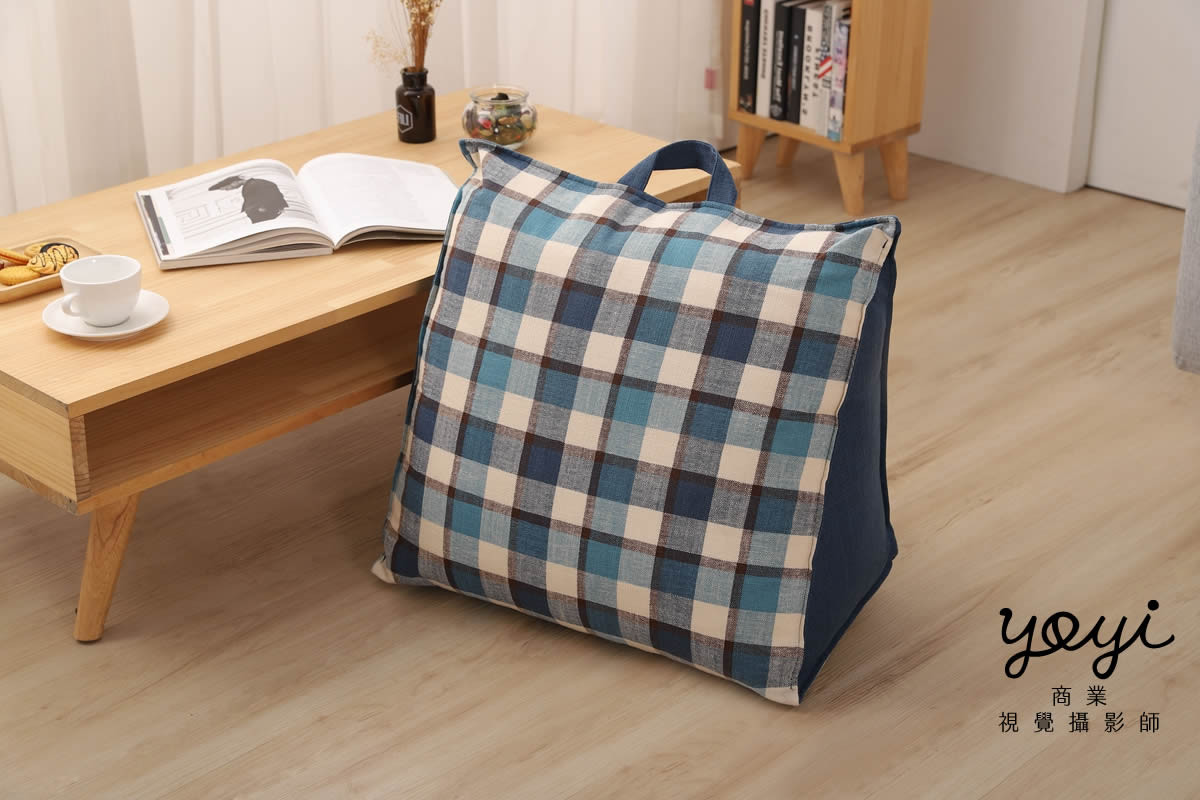 靠枕商品攝影｜舒適機能靠枕與模特兒放鬆居家情境攝影 199