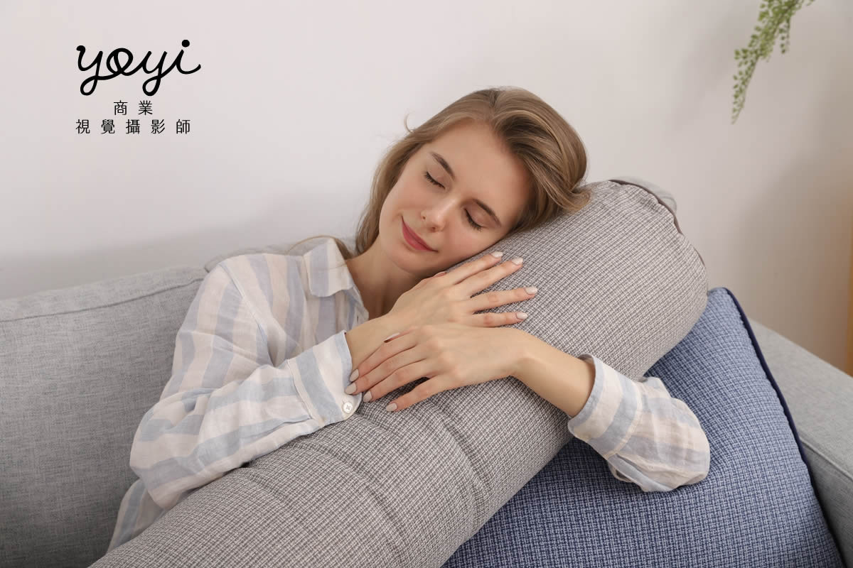 靠枕商品攝影｜舒適機能靠枕與模特兒放鬆居家情境攝影 207