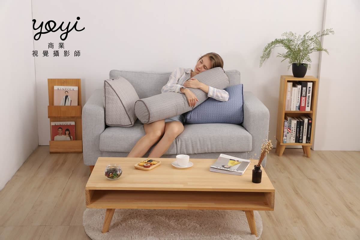 靠枕商品攝影｜舒適機能靠枕與模特兒放鬆居家情境攝影 209