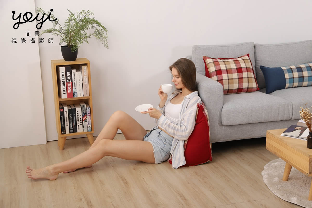 靠枕商品攝影｜舒適機能靠枕與模特兒放鬆居家情境攝影 221