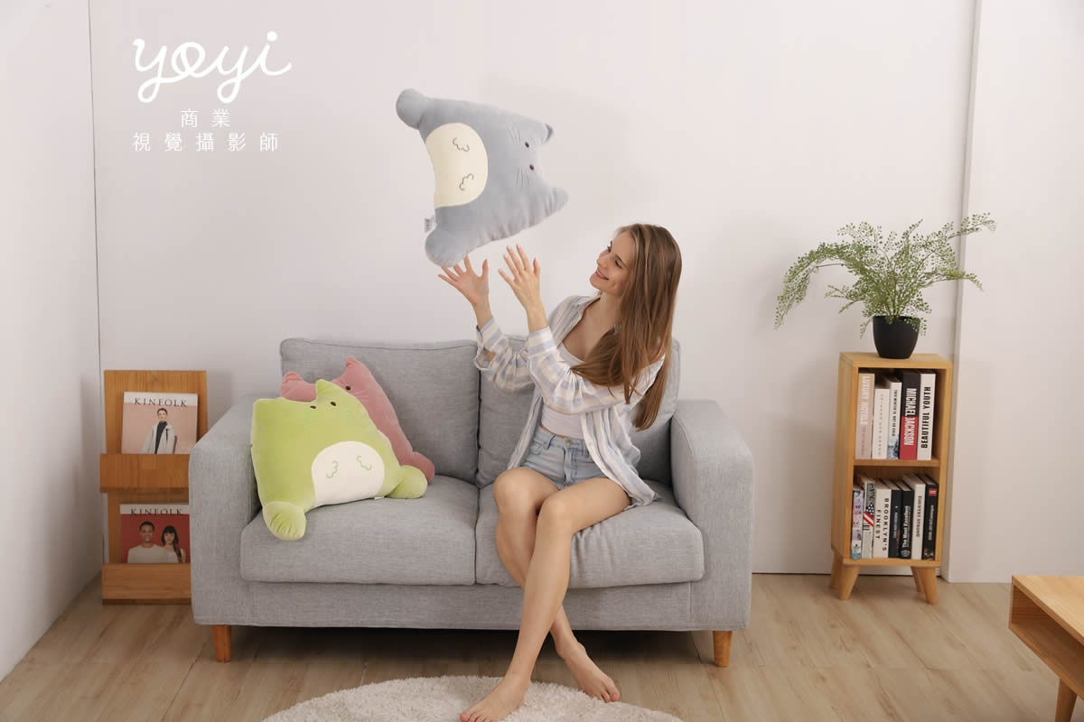 靠枕商品攝影｜舒適機能靠枕與模特兒放鬆居家情境攝影 45
