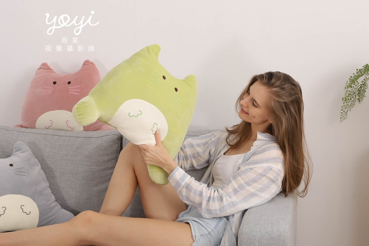 靠枕商品攝影｜舒適機能靠枕與模特兒放鬆居家情境攝影 61