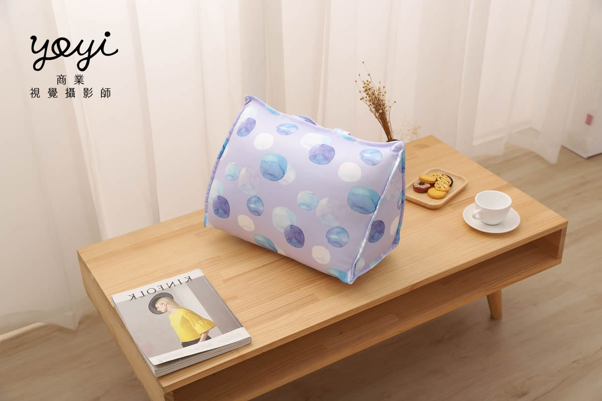 靠枕商品攝影｜舒適機能靠枕與模特兒放鬆居家情境攝影 81