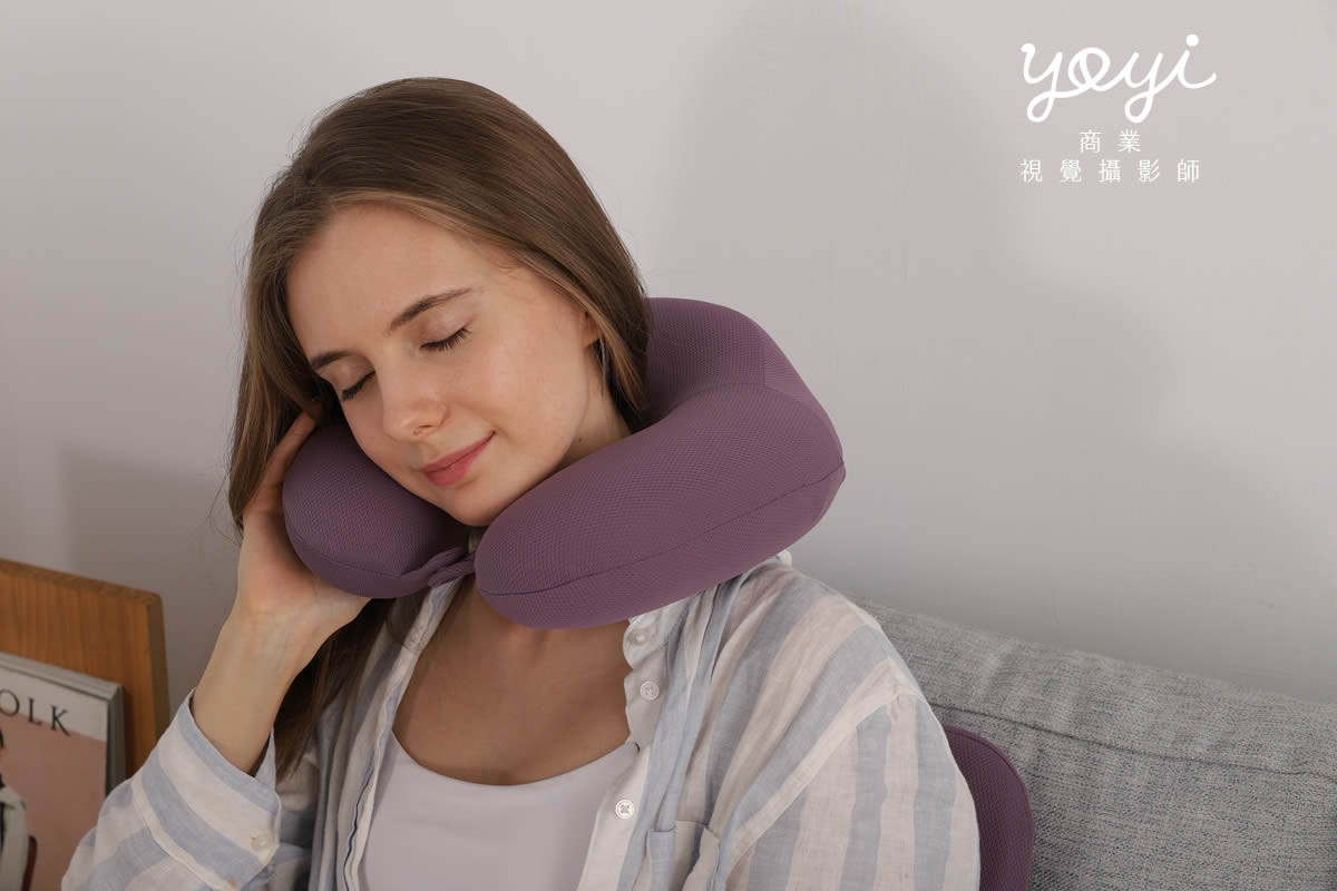 靠枕商品攝影｜舒適機能靠枕與模特兒放鬆居家情境攝影 97