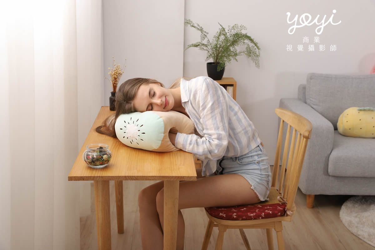靠枕商品攝影｜舒適機能靠枕與模特兒放鬆居家情境攝影 115