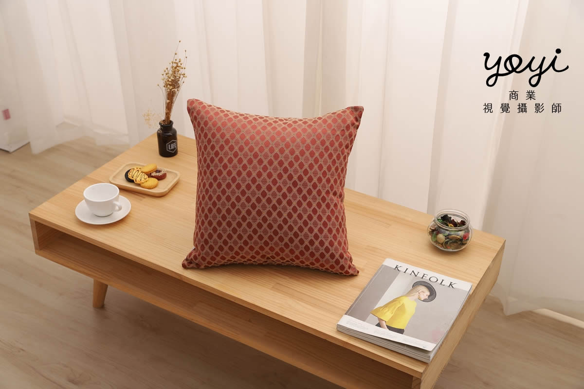 靠枕商品攝影｜舒適機能靠枕與模特兒放鬆居家情境攝影 117
