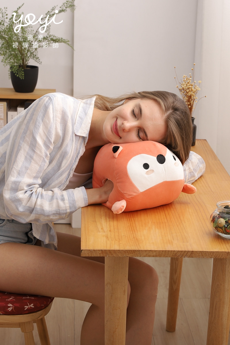 靠枕商品攝影｜舒適機能靠枕與模特兒放鬆居家情境攝影 119