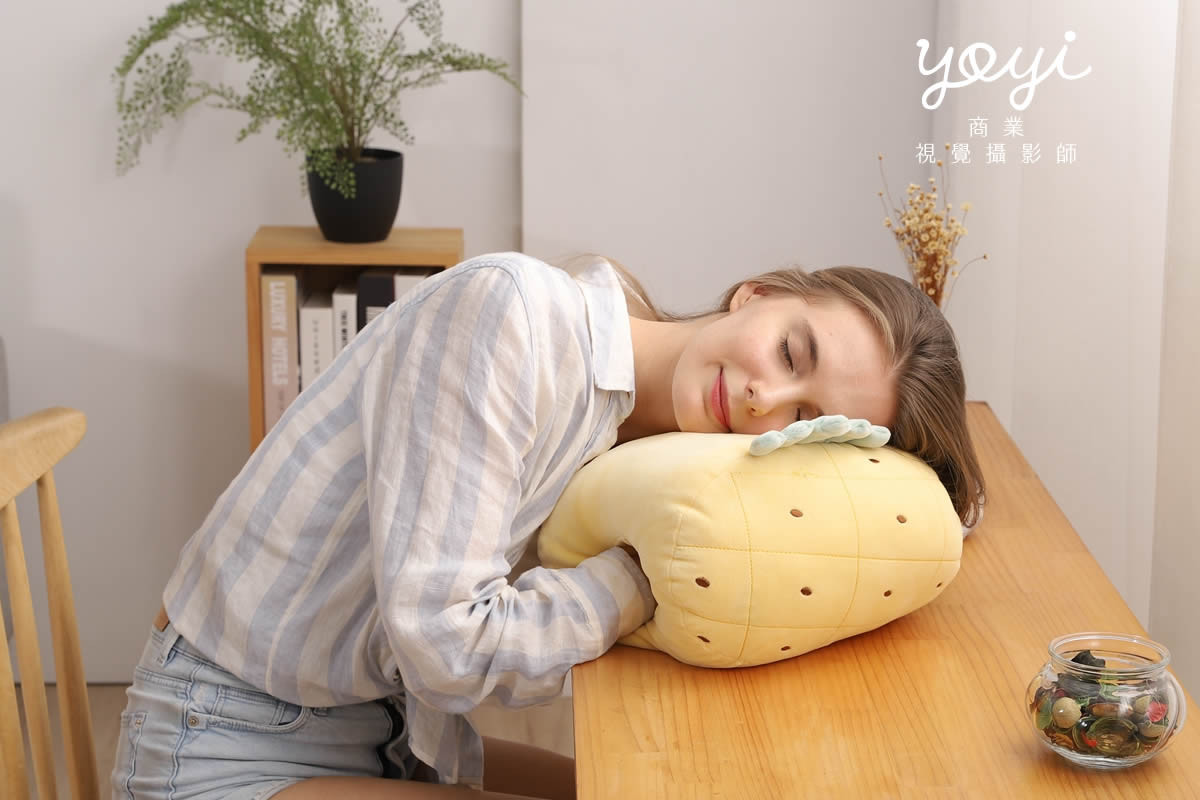 靠枕商品攝影｜舒適機能靠枕與模特兒放鬆居家情境攝影 121