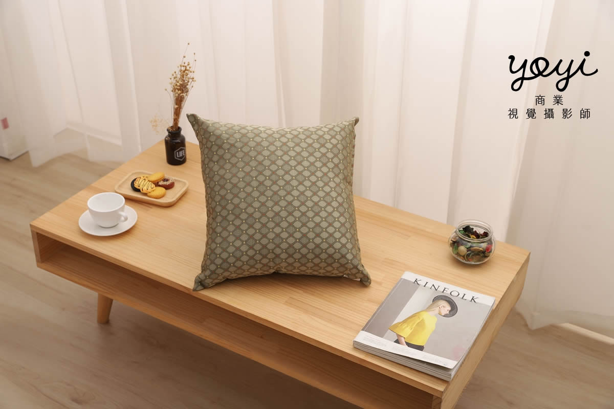 靠枕商品攝影｜舒適機能靠枕與模特兒放鬆居家情境攝影 125